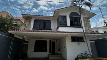 CASA EN VENTA URB. PARQUES DEL RÍO-KM 1.5 VIA A SAMBORONDÓN