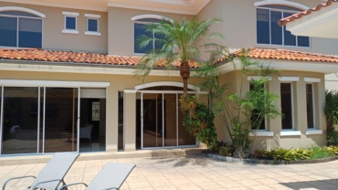 CASA EN VENTA EN URB. TORRE DEL SOL, VIA A SAMBORONDÓN, 5 DORMITORIOS