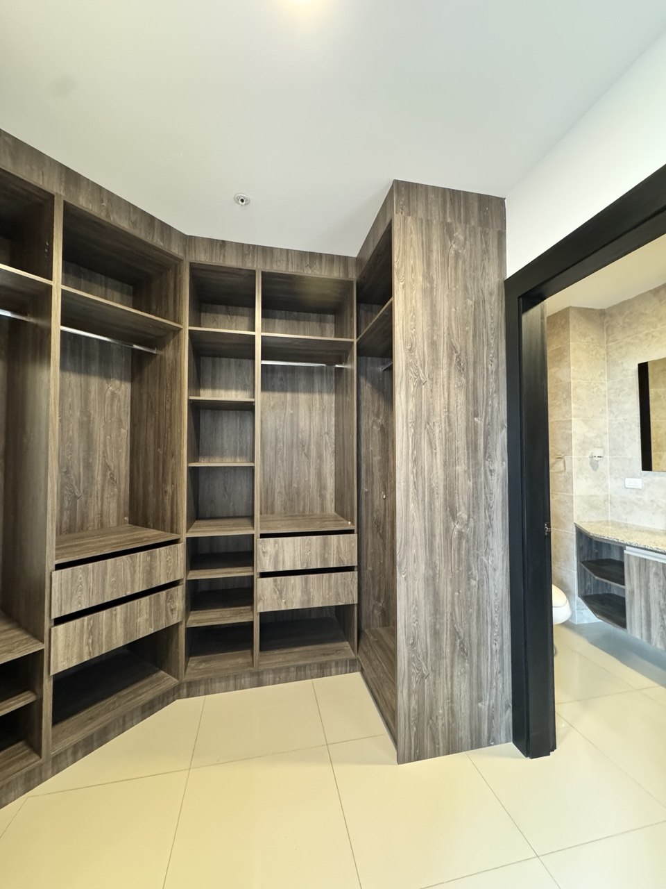WALK IN CLOSET 2