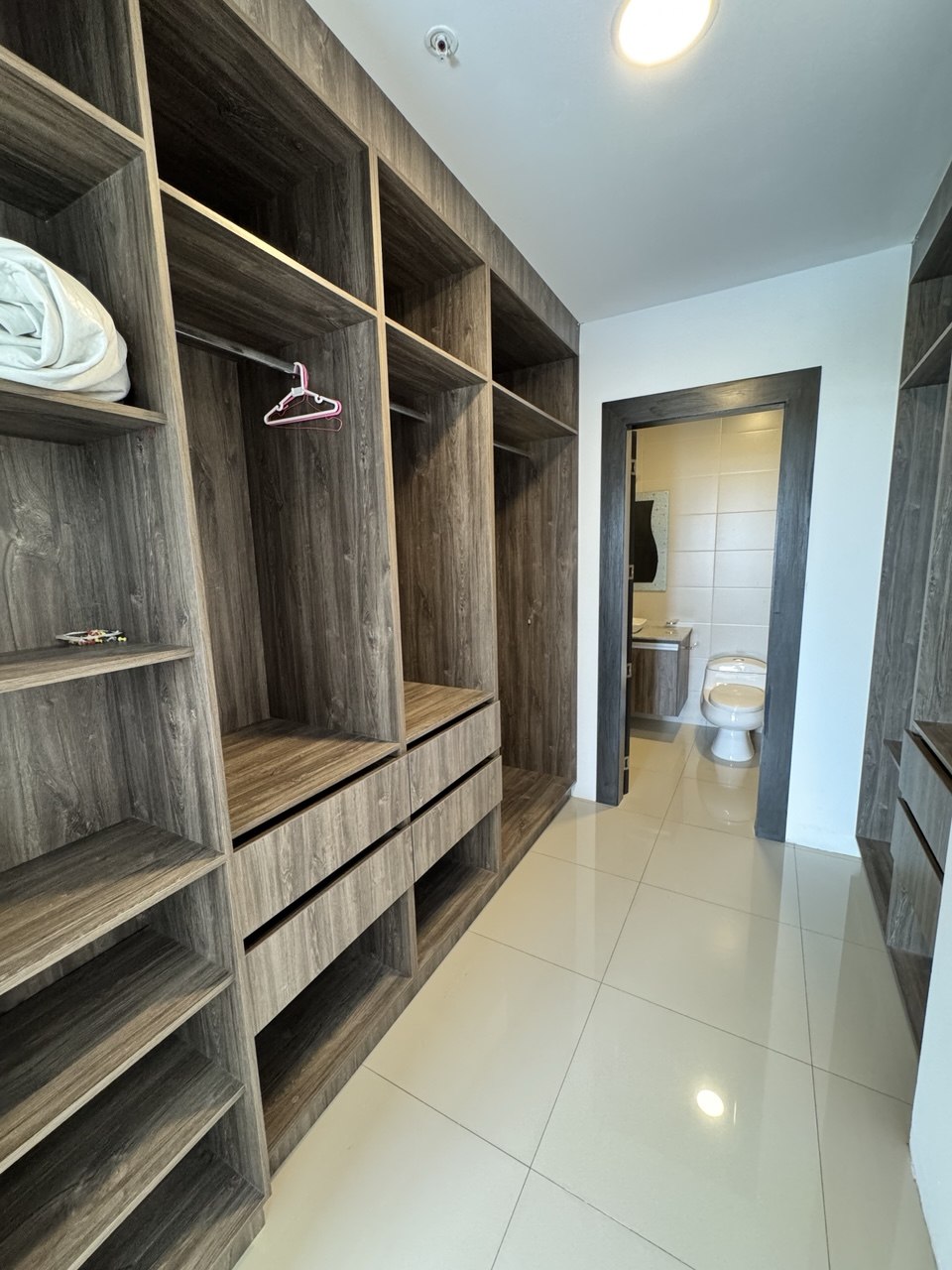 WALK IN CLOSET M